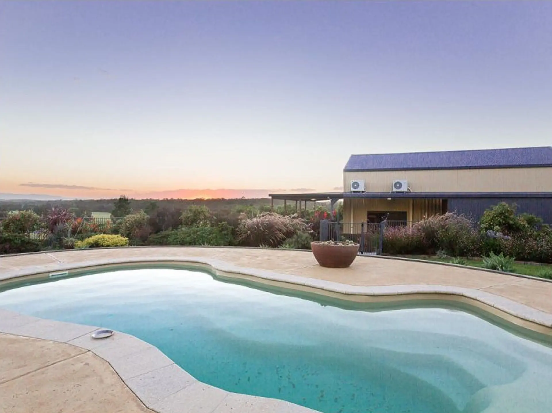 Kelman Cottage – tucked away with pool + views + native wildlife