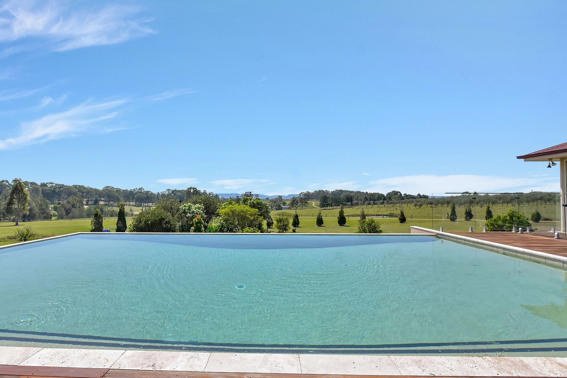 Noble Willow Estate Lovedale. Super Spacious, with views and pool