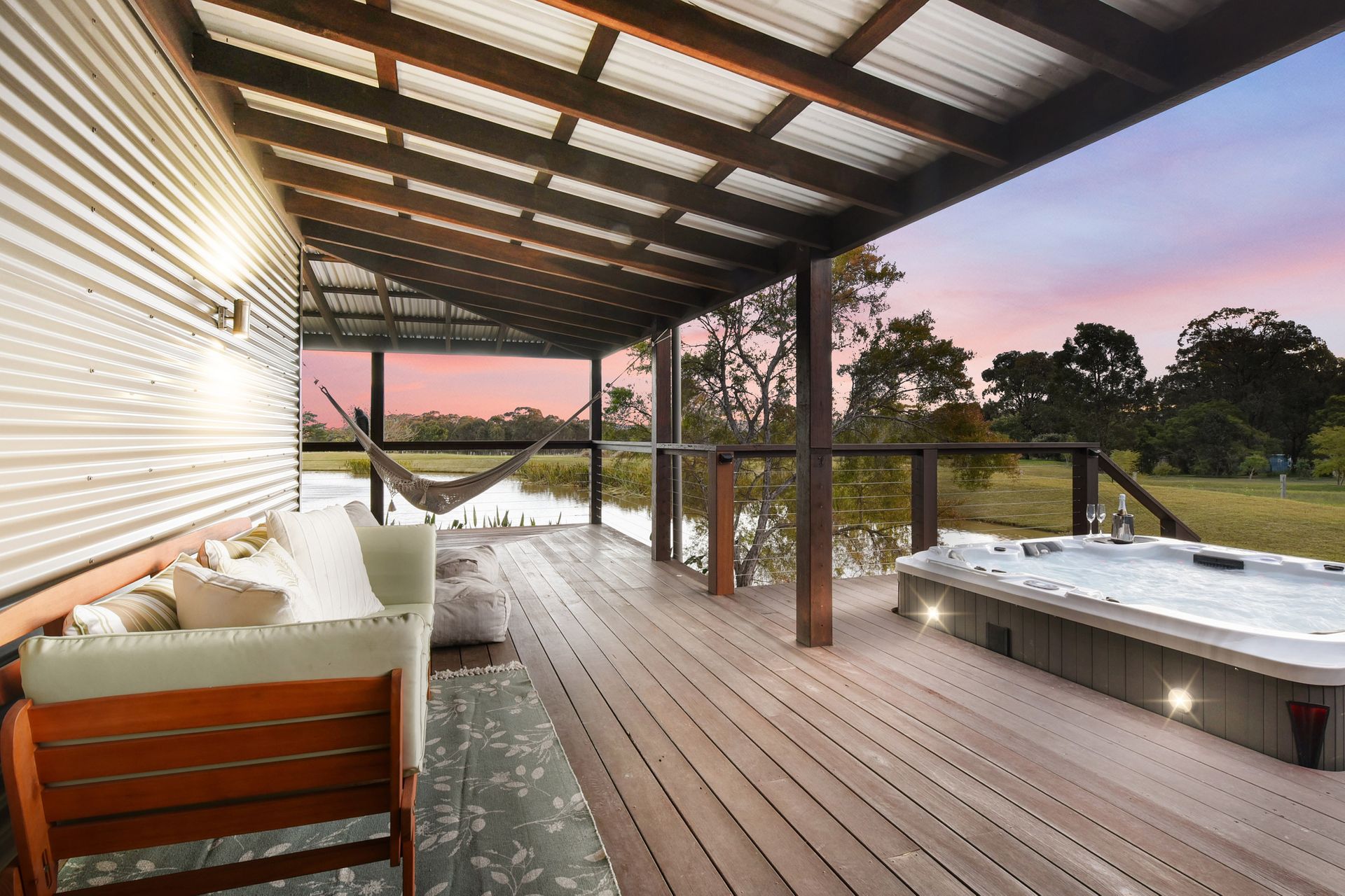 Lilies Luxe on Lovedale with Spa – Lakeside with heated 4 person Luxe Spa 5star ****